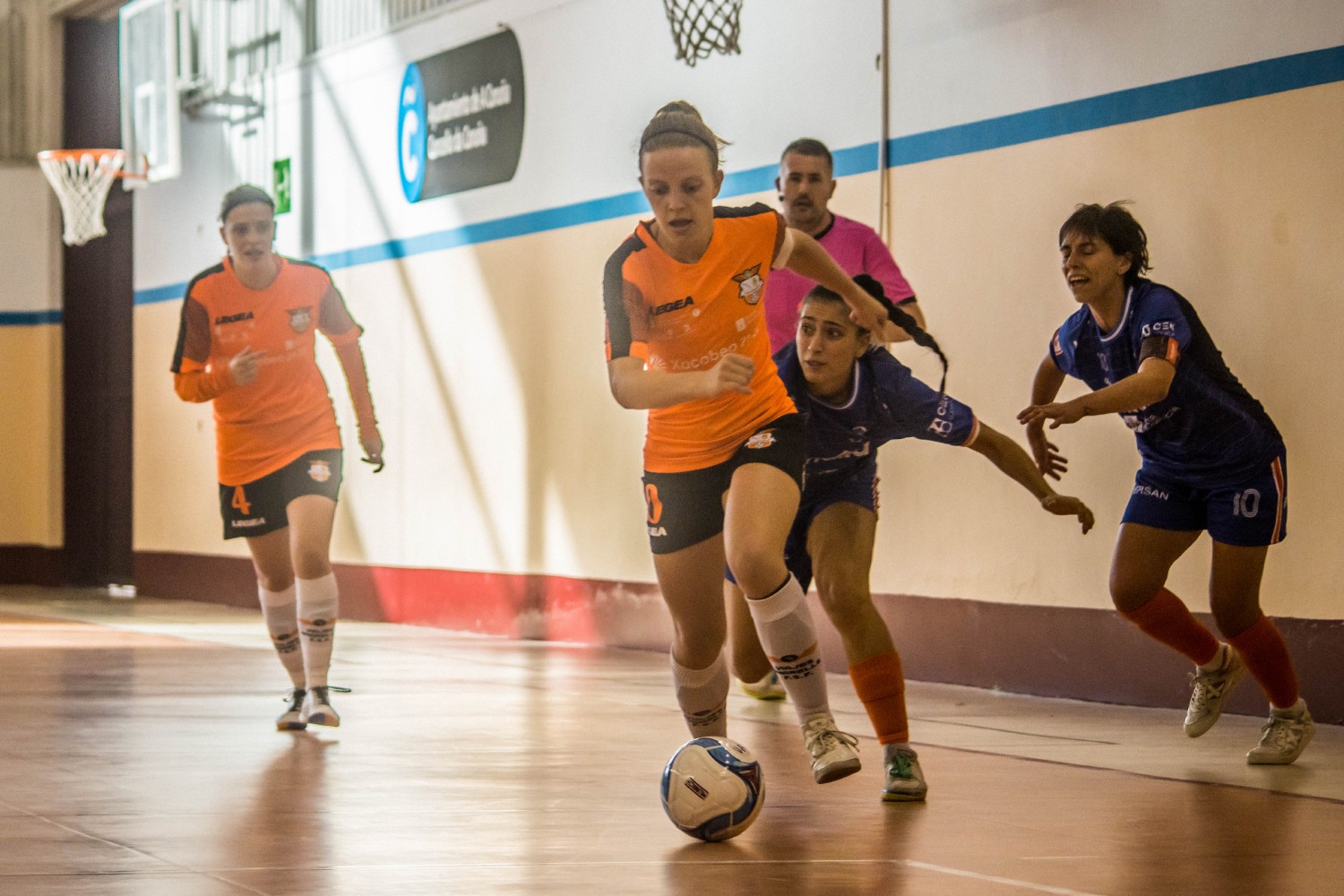 Derbi gallego con la posición en juego entre el Viaxes Amarelle FSF y ...